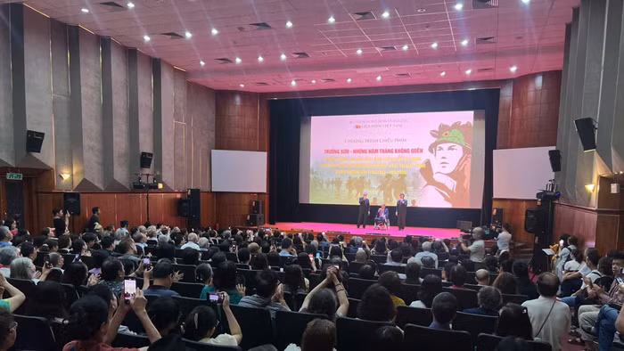 Đông đảo khán giả tại Hà Nội tham gia chương trình chiếu phim chuyên đề “Trường Sơn - Những năm tháng không quên” - Ảnh: VPVN.
