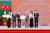 Đại diện Bộ VH, TT&DL trao bằng công nhận Lễ hội Tết Doi là Di sản văn hóa phi vật thể quốc gia (Ảnh: V.L).