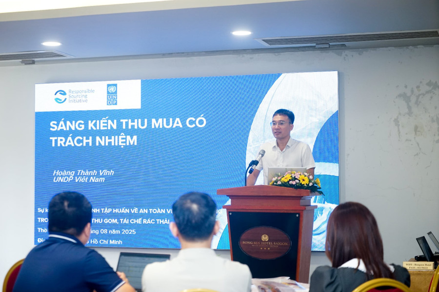 Ông Hoàng Thành Vĩnh, đại diện UNDP Việt Nam, chia sẻ về sáng kiến thu mua có trách nhiệm trong chuỗi giá trị tái chế nhựa tại Việt Nam. xlo7vpwt.jpg