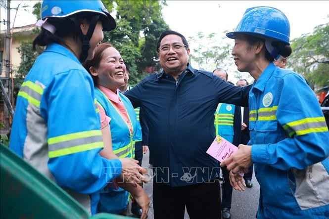 Thủ tướng Phạm Minh Chính thăm, chúc Tết công nhân đang thu gom, vận chuyển, xử lý rác thải khu vực Yên Thế - Nguyễn Thái Học. Ảnh: Dương Giang/TTXVN