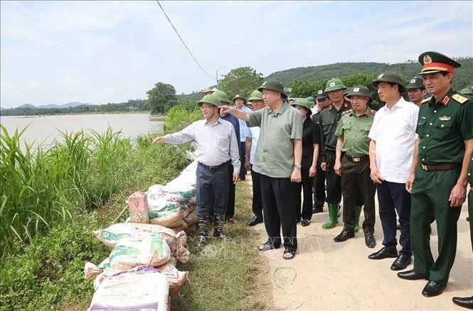 Tổng Bí thư, Chủ tịch nước Tô Lâm kiểm tra công tác củng cố, khắc phục sự cố một số điểm xung yếu ở đê sông Lô, xã Trường Sinh, huyện Sơn Dương. Ảnh: TTXVN