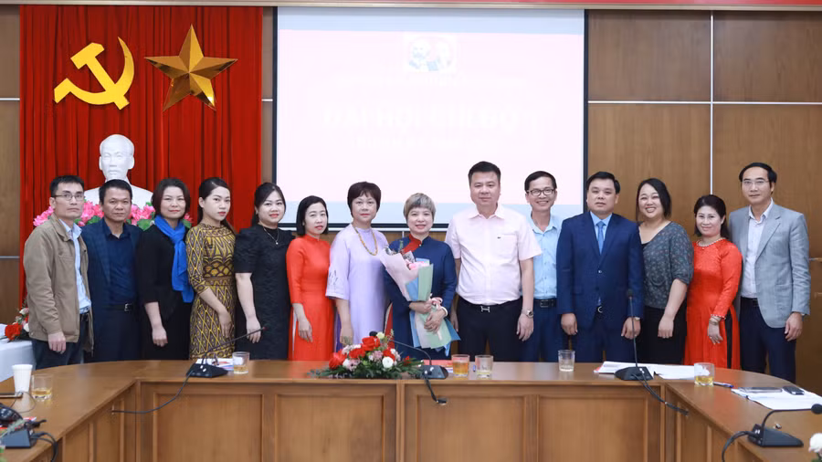 Nhà báo Triệu Ngọc Lâm - Bí thư Đảng ủy, Tổng Biên tập Báo Giáo dục và Thời đại chụp ảnh cùng các Đảng viên trong Chi bộ 1.