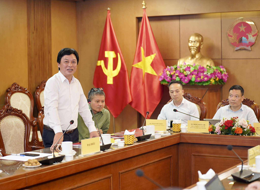 Ông Lê Thanh Kim - Phó Tổng Biên tập Báo Đại biểu Nhân dân, đại diện Hội đồng Giám khảo trả lời câu hỏi của phóng viên tại họp báo. ong-kim-giai-bao-chi-2.jpg