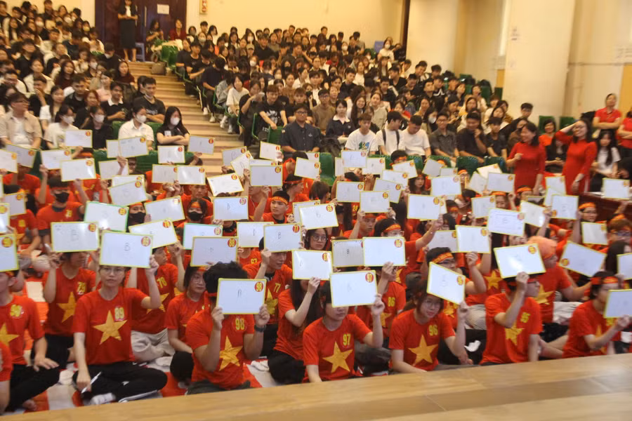 Sinh viên giơ bảng trả lời đáp án.