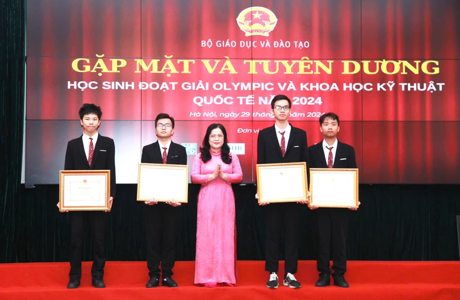 Gặp mặt - Tuyên dương học sinh đoạt giải Olympic và KHKT quốc tế năm 2024