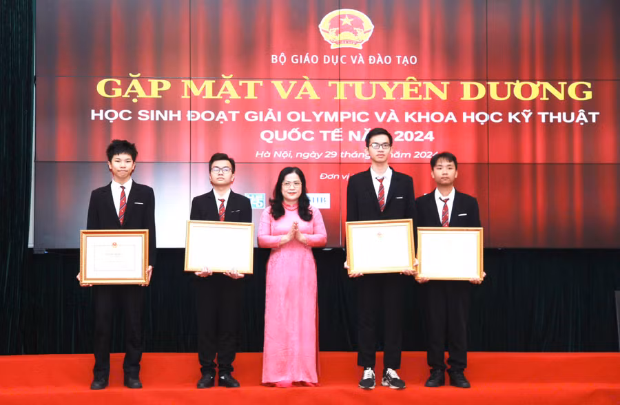 Gặp mặt - Tuyên dương học sinh đoạt giải Olympic và KHKT quốc tế năm 2024