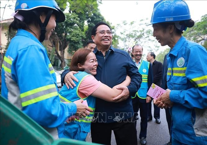 Thủ tướng Phạm Minh Chính thăm, chúc Tết công nhân đang thu gom, vận chuyển, xử lý rác thải khu vực Yên Thế - Nguyễn Thái Học. Ảnh: Dương Giang/TTXVN
