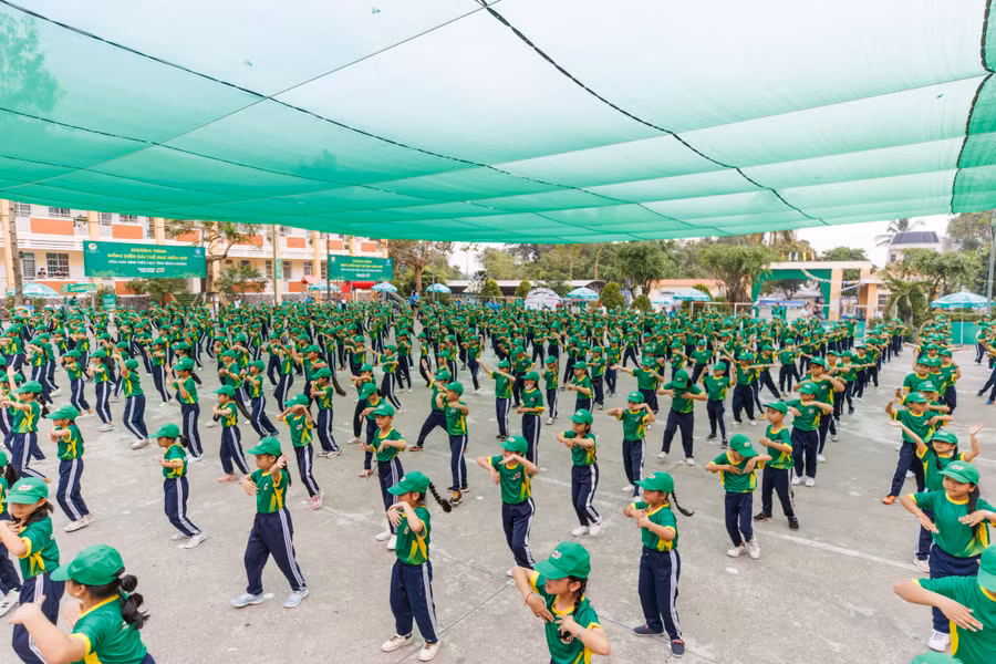 11032-hoc-sinh-lap-ky-luc-viet-nam-voi-man-dong-dien-the-duc-an-tuong.jpg