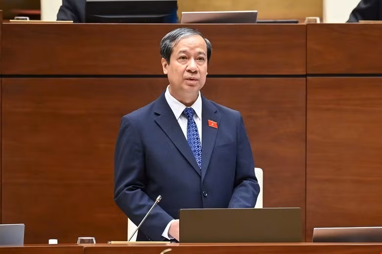 Bộ trưởng GD&ĐT Nguyễn Kim Sơn trả lời chất vấn tại hội trường chiều 19/6. Ảnh: Cổng TTĐT Quốc hội. 