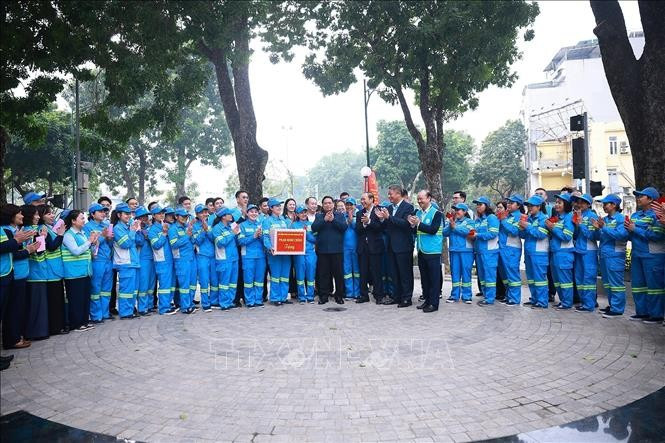 Thủ tướng Phạm Minh Chính thăm, chúc Tết công nhân vệ sinh môi trường tại Hà Nội. Ảnh: Dương Giang/TTXVN