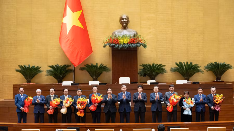 Lãnh đạo Đảng, Nhà nước tặng hoa chúc mừng các đồng chí được Quốc hội bầu và phê chuẩn. Ảnh: Quochoi.vn
