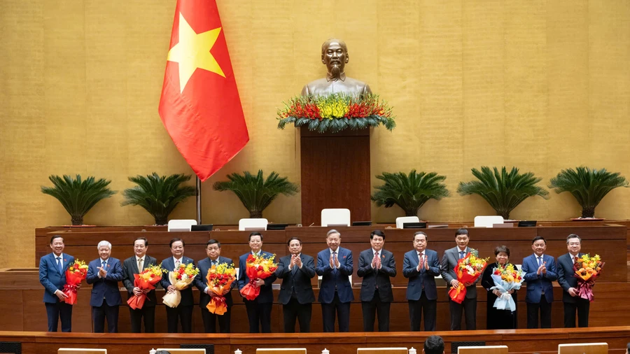 Lãnh đạo Đảng, Nhà nước tặng hoa chúc mừng các đồng chí được Quốc hội bầu và phê chuẩn. Ảnh: Quochoi.vn