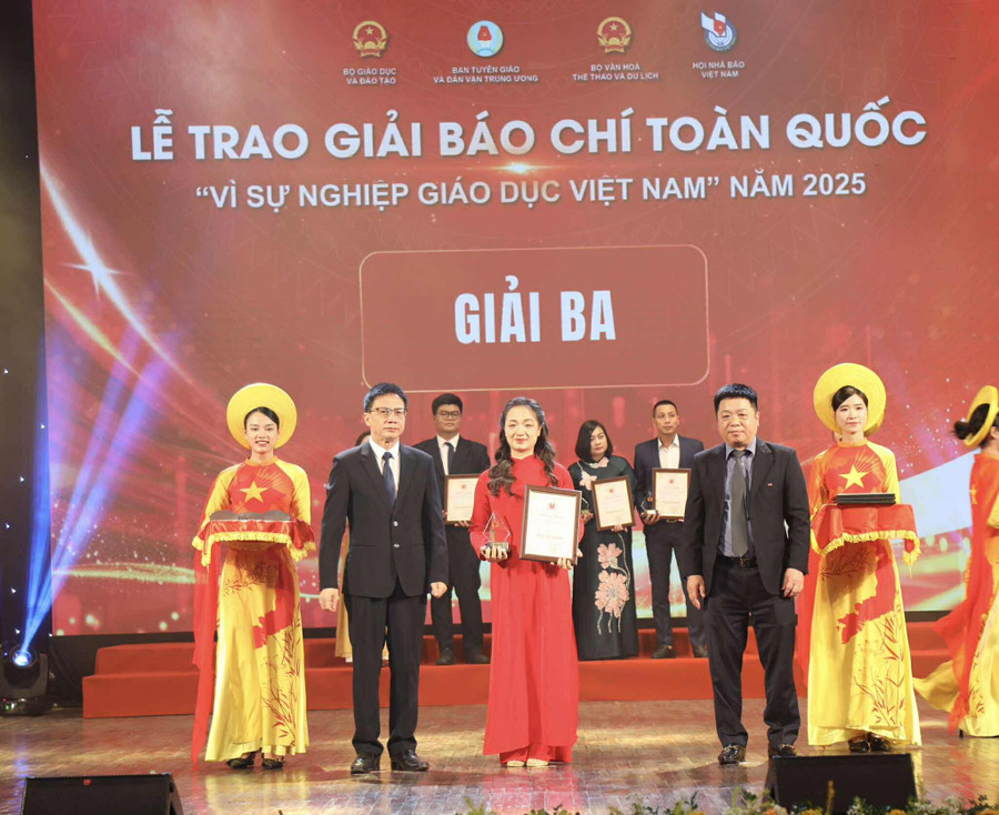 trao-giai-ba-2.jpg