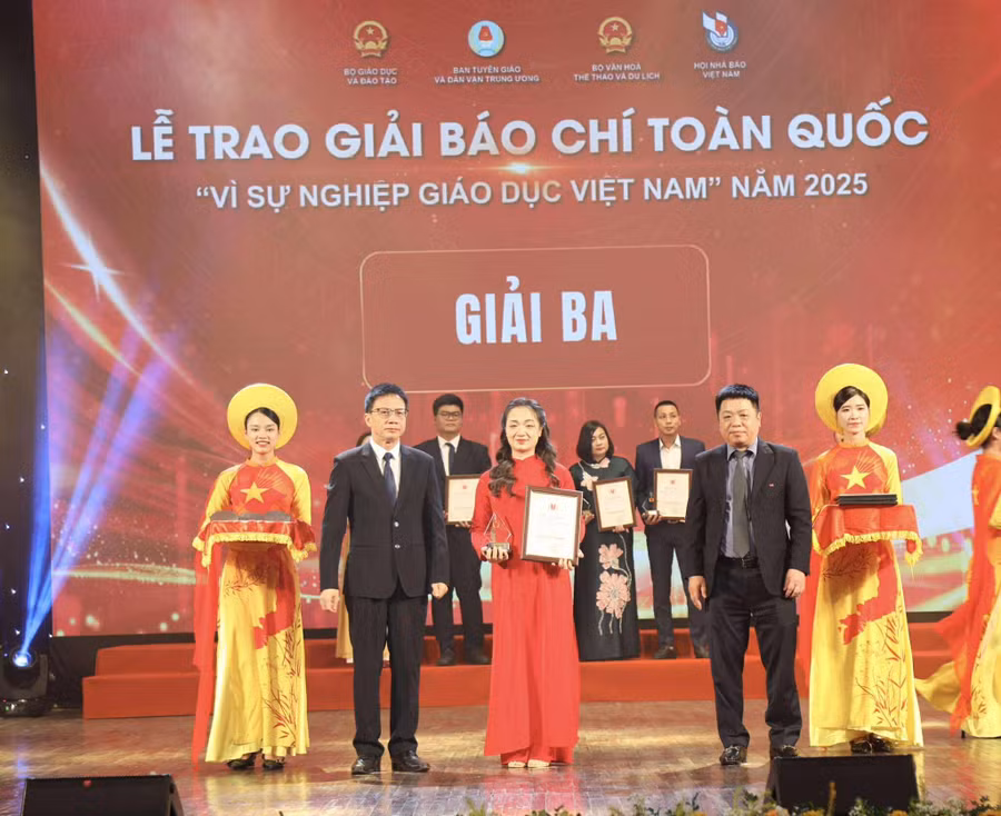 trao-giai-ba-2.jpg