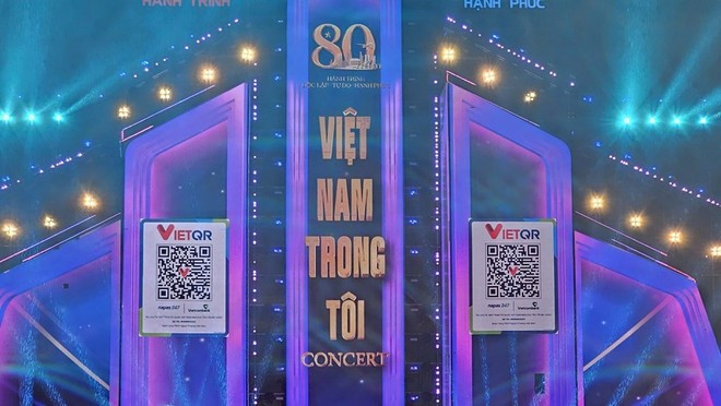 Từ đầu concert, Ban Tổ chức đã công bố QR tài khoản gây quỹ ủng hộ đồng bào miền Trung. (Ảnh: CTV/Vietnam+) Từ đầu concert, Ban Tổ chức đã công bố QR tài khoản gây quỹ ủng hộ đồng bào miền Trung. (Ảnh: CTV/Vietnam+)