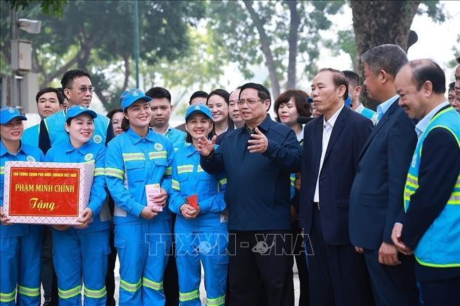 Thủ tướng Phạm Minh Chính thăm, chúc Tết công nhân vệ sinh môi trường tại Hà Nội. Ảnh: Dương Giang/TTXVN