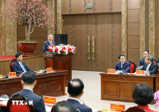 Tổng Bí thư Tô Lâm chúc Tết Đảng bộ, chính quyền và Nhân dân Thủ đô Hà Nội. (Ảnh: Thống Nhất/TTXVN)