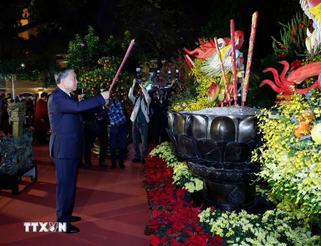 Tối 16/2/2026 (29 tháng Chạp), Tổng Bí thư Tô Lâm đến dâng hương tại tượng đài Vua Lý Thái Tổ ở vườn hoa Lý Thái Tổ, Hà Nội. (Ảnh: Thống Nhất/TTXVN)