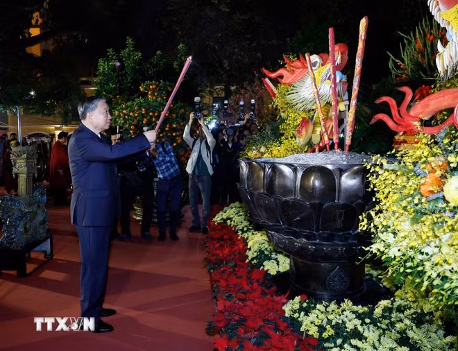 Tối 16/2/2026 (29 tháng Chạp), Tổng Bí thư Tô Lâm đến dâng hương tại tượng đài Vua Lý Thái Tổ ở vườn hoa Lý Thái Tổ, Hà Nội. (Ảnh: Thống Nhất/TTXVN)