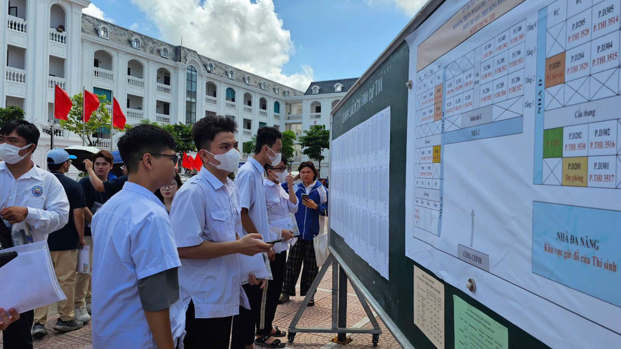 Thí sinh tại điểm thi Trường THPT Hồng Bàng. ts-hong-bang.jpg