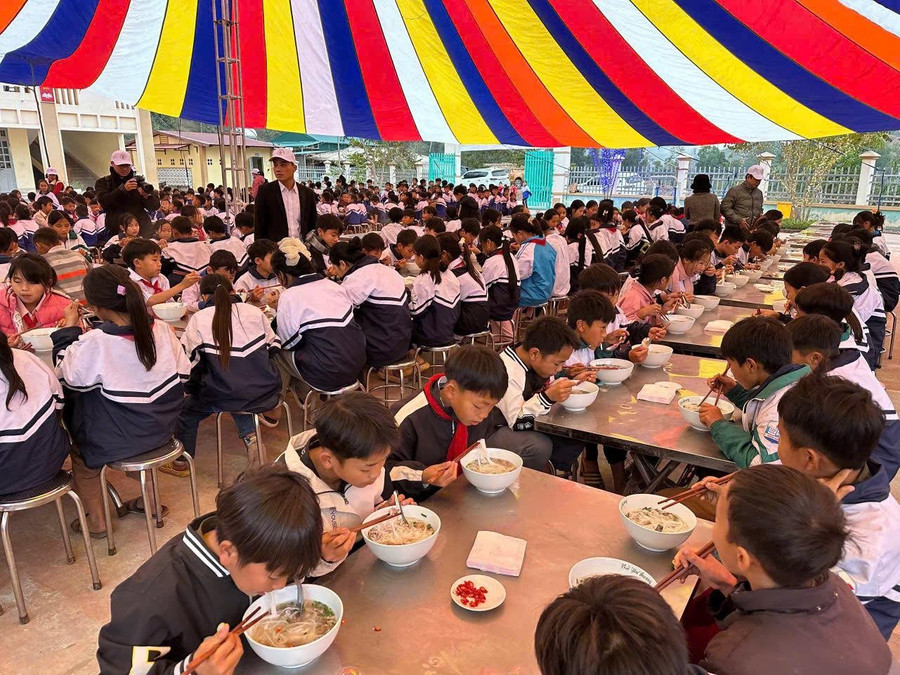 Những bát phở được trao đến các em học sinh vùng biên Nậm Pồ (Điện Biên).