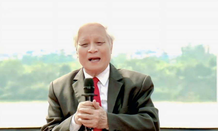 Tiến sĩ Nguyễn Viết Chức - nguyên Giám đốc Sở Văn hóa Hà Nội, Viện trưởng Viện Nghiên cứu văn hóa Thăng Long trao đổi tại Tọa đàm