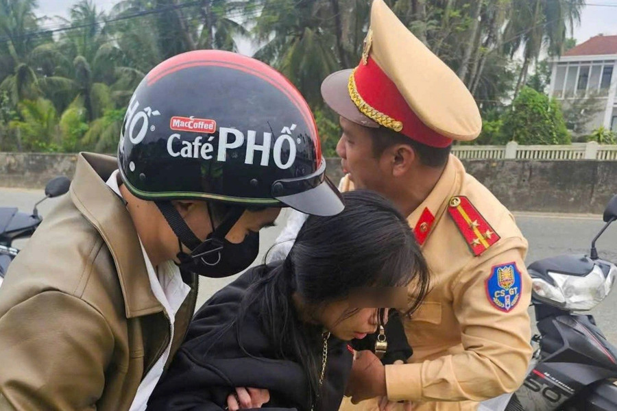 Nữ sinh được hỗ trợ đưa đi cấp cứu kịp thời.