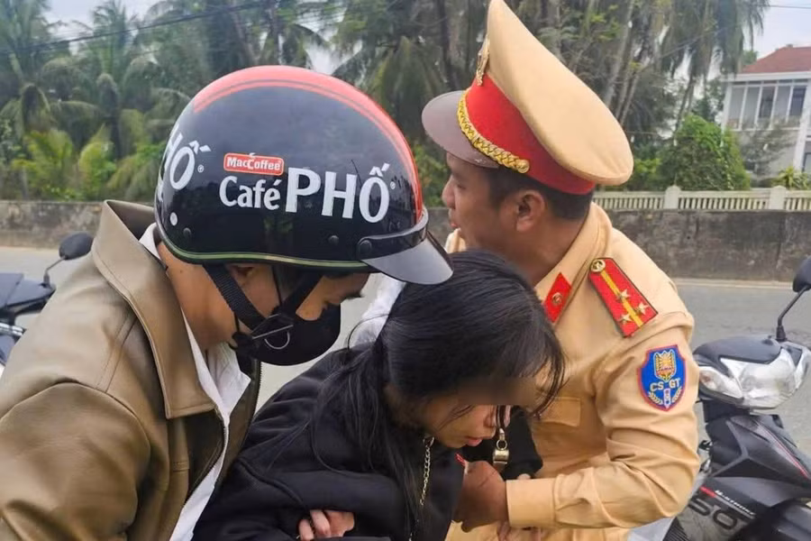 Nữ sinh được hỗ trợ đưa đi cấp cứu kịp thời.