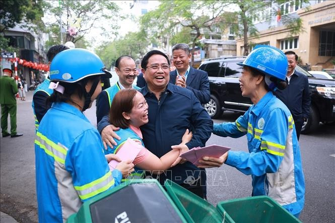 Thủ tướng Phạm Minh Chính thăm, chúc Tết công nhân đang thu gom, vận chuyển, xử lý rác thải khu vực Yên Thế - Nguyễn Thái Học. Ảnh: Dương Giang/TTXVN