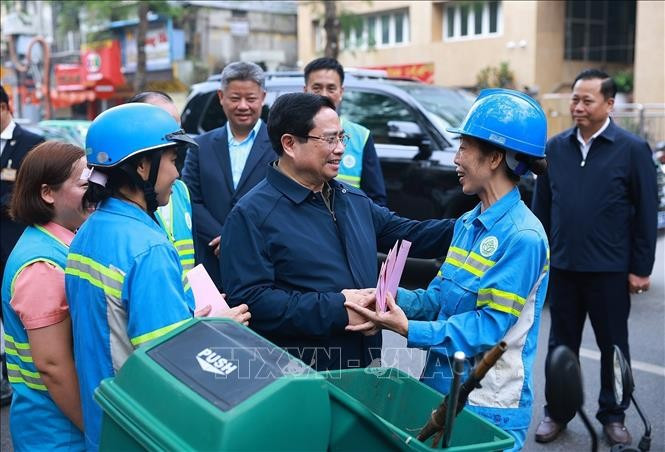 Thủ tướng Phạm Minh Chính thăm, chúc Tết công nhân đang thu gom, vận chuyển, xử lý rác thải khu vực Yên Thế - Nguyễn Thái Học. Ảnh: Dương Giang/TTXVN