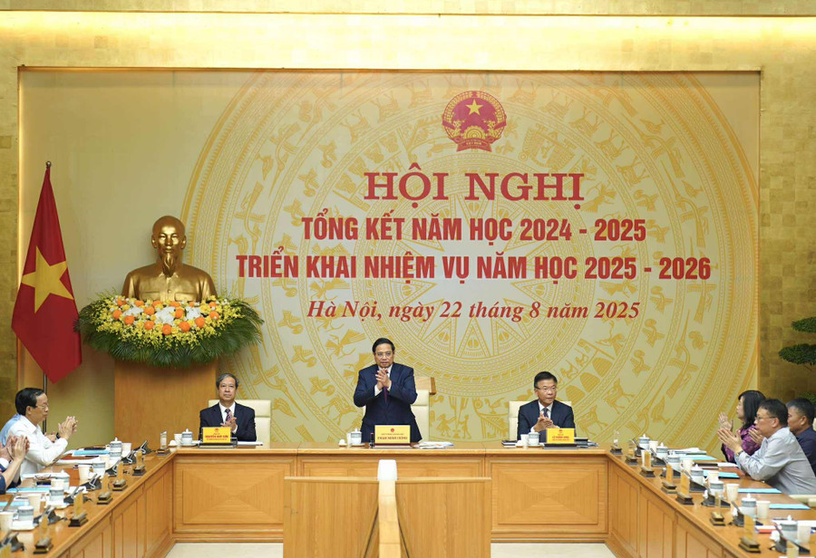 Thủ tướng Chính phủ Phạm Minh Chính; Ủy viên Trung ương Đảng, Phó Thủ tướng Chính phủ Lê Thành Long; Ủy viên Trung ương Đảng, Bộ trưởng Bộ GD&ĐT Nguyễn Kim Sơn chủ trì Hội nghị. hoi-nghi-2.jpg