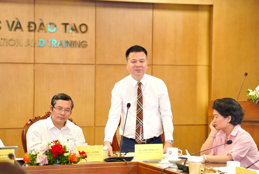 Nhà báo Triệu Ngọc Lâm - Tổng Biên tập Báo Giáo dục và Thời đại, Phó Trưởng Ban thường trực Ban Tổ chức giải đáp nhiều nội dung tại họp báo. tbt-giai-bao-chi-2.jpg