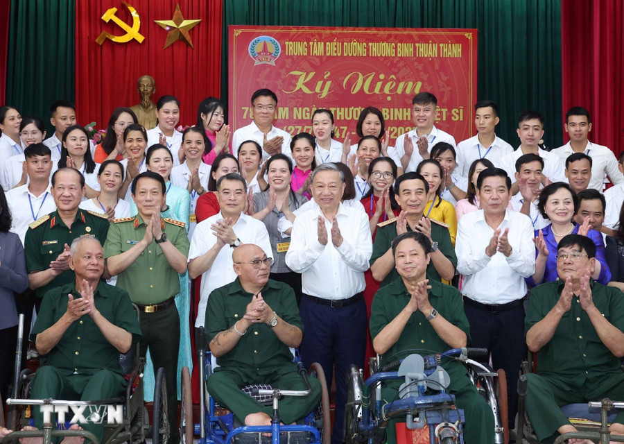 Nhân kỷ niệm 78 năm Ngày Thương binh - Liệt sĩ (27/7/1947 - 27/7/2025), chiều 15/7/2025, Tổng Bí thư Tô Lâm cùng Đoàn công tác Trung ương tới thăm hỏi, tặng quà thương binh, bệnh binh tại Trung tâm Điều dưỡng thương binh Thuận Thành (phường Ninh Xá, tỉnh Bắc Ninh). Ảnh: TTXVN