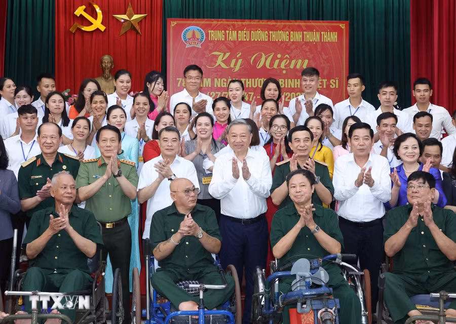 Nhân kỷ niệm 78 năm Ngày Thương binh - Liệt sĩ (27/7/1947 - 27/7/2025), chiều 15/7/2025, Tổng Bí thư Tô Lâm cùng Đoàn công tác Trung ương tới thăm hỏi, tặng quà thương binh, bệnh binh tại Trung tâm Điều dưỡng thương binh Thuận Thành (phường Ninh Xá, tỉnh Bắc Ninh). Ảnh: TTXVN