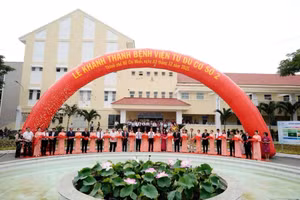 Các đại biểu cắt băng khánh thành Bệnh viện Từ Dũ cơ sở 2 tại xã Cần Giờ.