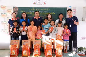 BTC trao học bổng và quà Tết cho học sinh có hoàn cảnh khó khăn trên địa bàn.