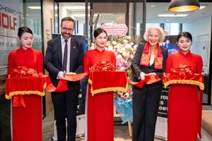 Ông Sebastian Gemkow - Bộ trưởng Bộ Khoa học, Văn hóa và Du lịch bang Saxon (Đức) cùng GS.TS. Eva Ines Obergfell - Hiệu trưởng Đại học Leipzig cắt băng khánh thành. Ảnh: BTC