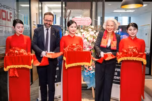 Ông Sebastian Gemkow - Bộ trưởng Bộ Khoa học, Văn hóa và Du lịch bang Saxon (Đức) cùng GS.TS. Eva Ines Obergfell - Hiệu trưởng Đại học Leipzig cắt băng khánh thành. Ảnh: BTC