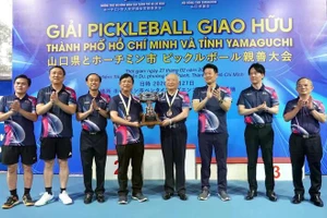 Ban tổ chức trao cúp cho các vận động viên tham gia giải đấu. Ảnh: Thu Hường