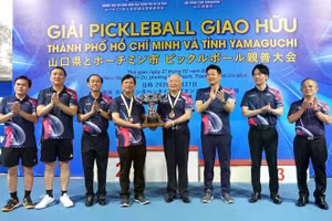 Ban tổ chức trao cúp cho các vận động viên tham gia giải đấu. Ảnh: Thu Hường