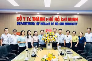 Đoàn công tác Ban Văn hóa - Xã hội HĐND TPHCM thăm, chúc mừng tập thể lãnh đạo và cán bộ Sở Y tế nhân Ngày Thầy thuốc Việt Nam.