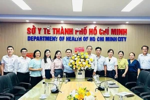 Đoàn công tác Ban Văn hóa - Xã hội HĐND TPHCM thăm, chúc mừng tập thể lãnh đạo và cán bộ Sở Y tế nhân Ngày Thầy thuốc Việt Nam.