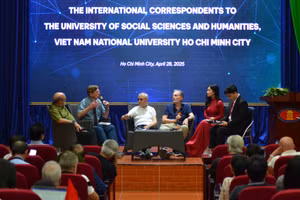 Các cựu phóng viên quốc tế đang giao lưu với khán giả. Ảnh: Lê Kim Quý