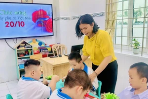 Cô Đặng Ngọc Phượng - Hiệu trưởng Trường Chuyên biệt Quận 10 (phường Vườn Lài, TPHCM) cùng học sinh trong giờ ngoại khóa. Ảnh: NVCC