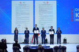 Ông Stephan Mergenthaler - Giám đốc điều hành Diễn đàn Kinh tế Thế giới (trái) cùng ông Nguyễn Lộc Hà - Phó Chủ tịch UBND thực hiện nghi thức công bố. Ảnh: BTC