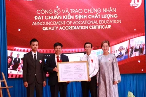 Đại diện Viện Đào tạo & Phát triển nhân lực, ThS Phan Thanh Lâm và ThS. Nguyễn Hoàng Anh, Phó Viện trưởng Viện trao chứng nhận cho PGS.TS. Nguyễn Duy Hàm, Hiệu trưởng iSPACE.