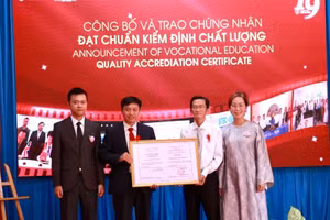 Đại diện Viện Đào tạo & Phát triển nhân lực, ThS Phan Thanh Lâm và ThS. Nguyễn Hoàng Anh, Phó Viện trưởng Viện trao chứng nhận cho PGS.TS. Nguyễn Duy Hàm, Hiệu trưởng iSPACE.