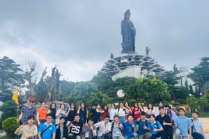 Học sinh tham gia trại hè chụp ảnh tại đỉnh núi Bà Đen. Ảnh: Trường THPT chuyên Hoàng Lê Kha