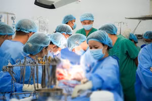 Các bác sĩ ở Bệnh viện Thống Nhất, Chợ Rẫy và Trung ương Huế phối hợp thực hiện ca ghép tim cho bệnh nhân. Ảnh: BVCC