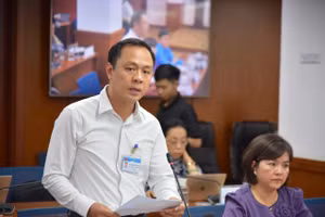 Ông Nguyễn Hải Nam, quyền Chánh Văn phòng Sở Y tế TPHCM, phát biểu tại buổi họp báo. Ảnh: L.T